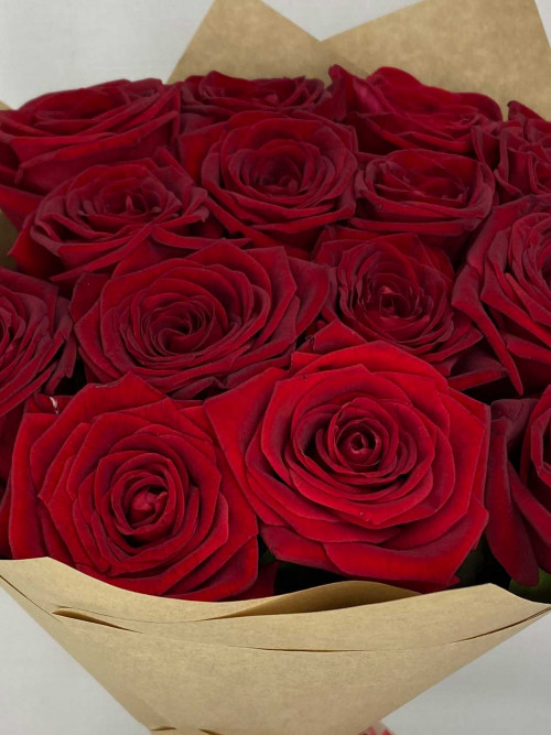 Букет «15 роз красных в крафте»